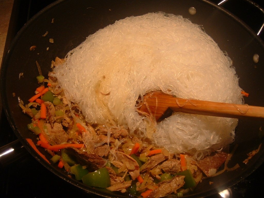 Taietei de orez cu piept de pui si legume(reteta filipineza)