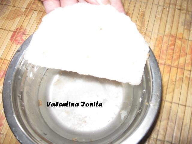 Cosulete din paine umplute cu salata de icre