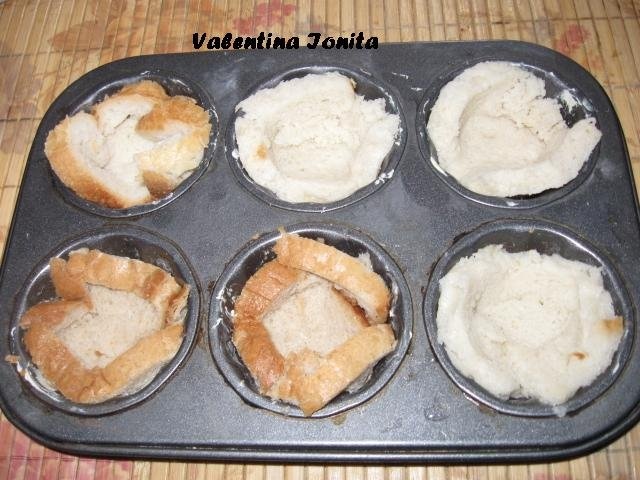 Cosulete din paine umplute cu salata de icre