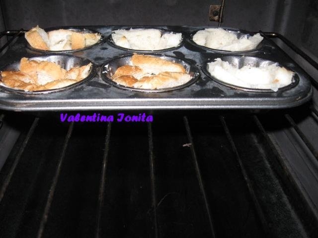 Cosulete din paine umplute cu salata de icre