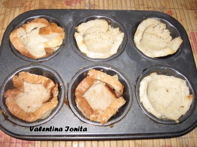 Cosulete din paine umplute cu salata de icre