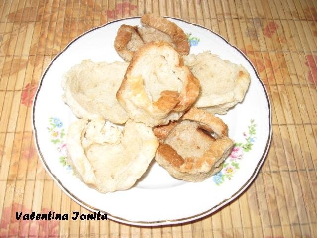 Cosulete din paine umplute cu salata de icre