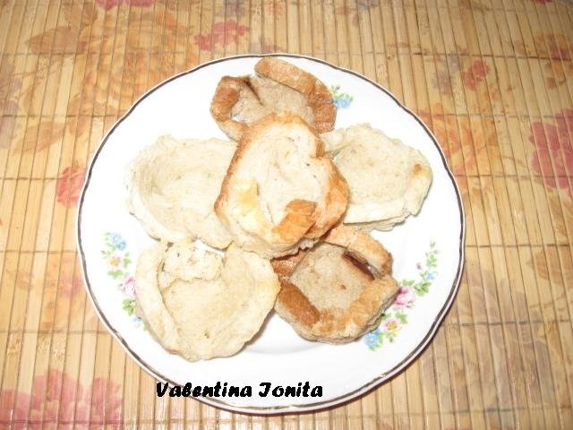 Cosulete din paine umplute cu salata de icre