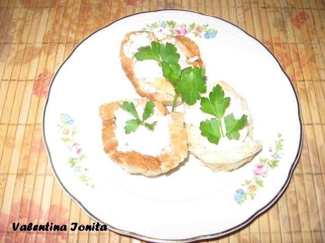 Cosulete din paine umplute cu salata de icre