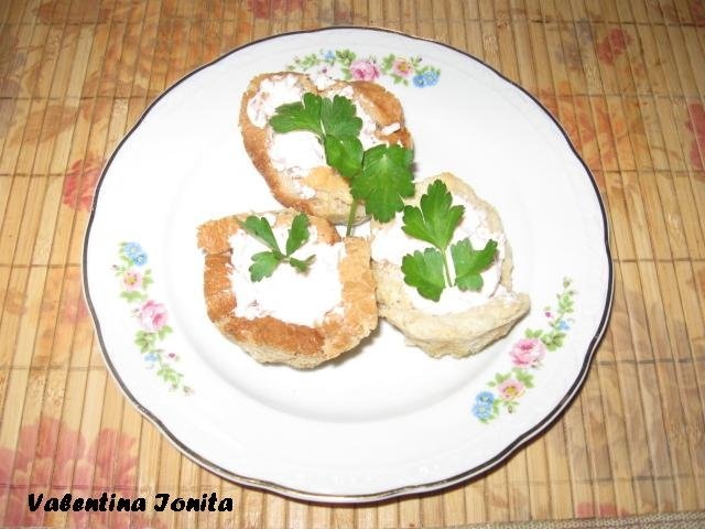 Cosulete din paine umplute cu salata de icre