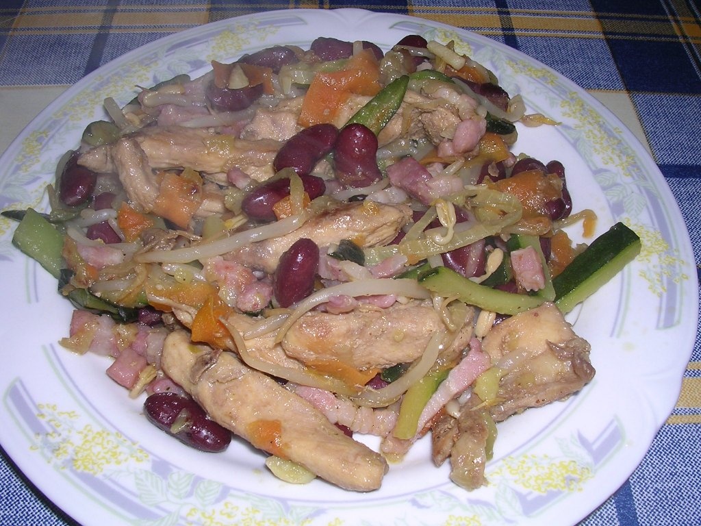 Piept de pui cu legume