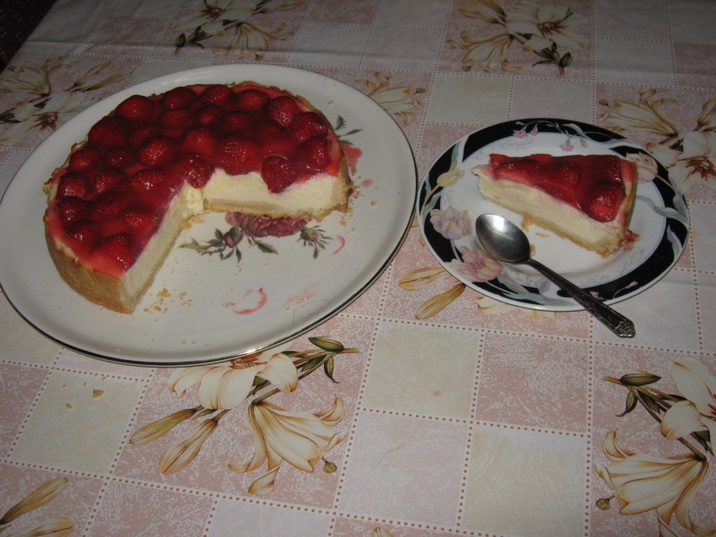 Tarta cu capsuni si crema de branza