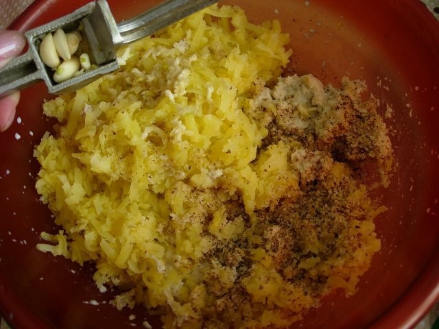 Chiftele cu nuca si usturoi