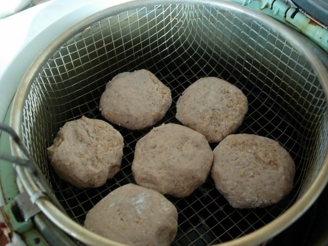 Chiftele cu nuca si usturoi