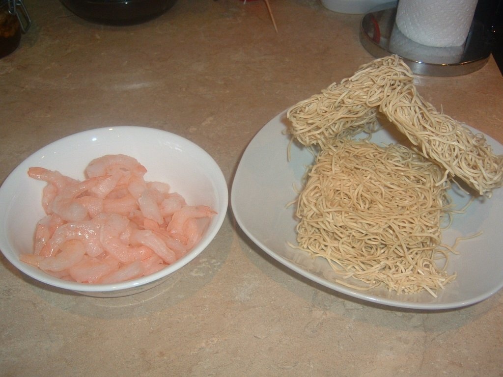 Salata de creveti si taietei cu susan si usturoi (mancare japoneza)