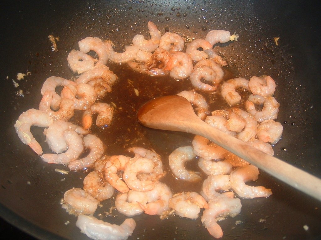 Salata de creveti si taietei cu susan si usturoi (mancare japoneza)