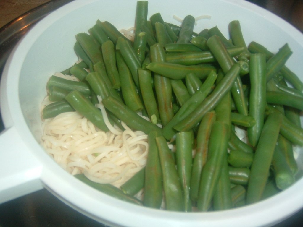 Salata de creveti si taietei cu susan si usturoi (mancare japoneza)