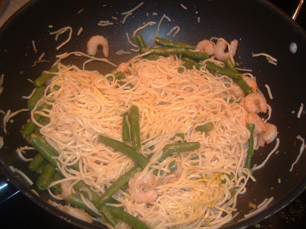 Salata de creveti si taietei cu susan si usturoi (mancare japoneza)