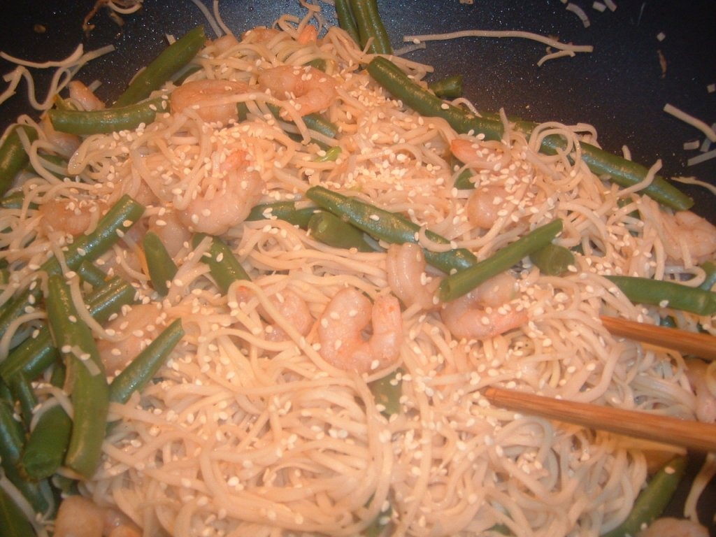 Salata de creveti si taietei cu susan si usturoi (mancare japoneza)