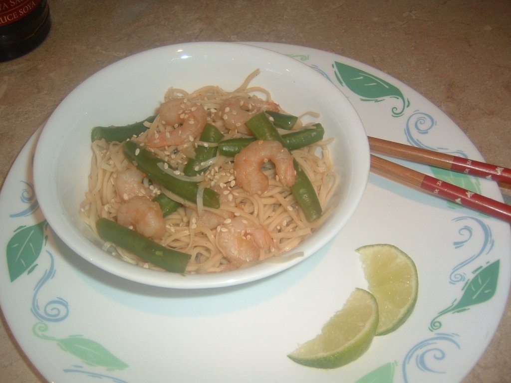 Salata de creveti si taietei cu susan si usturoi (mancare japoneza)