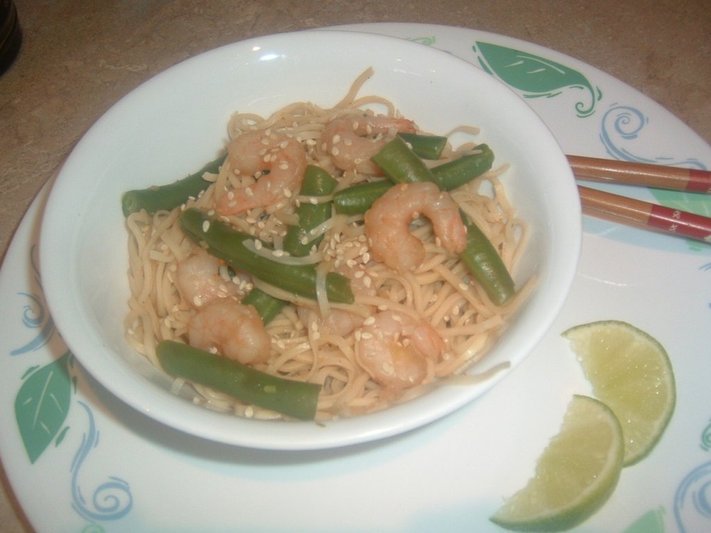 Salata de creveti si taietei cu susan si usturoi (mancare japoneza)