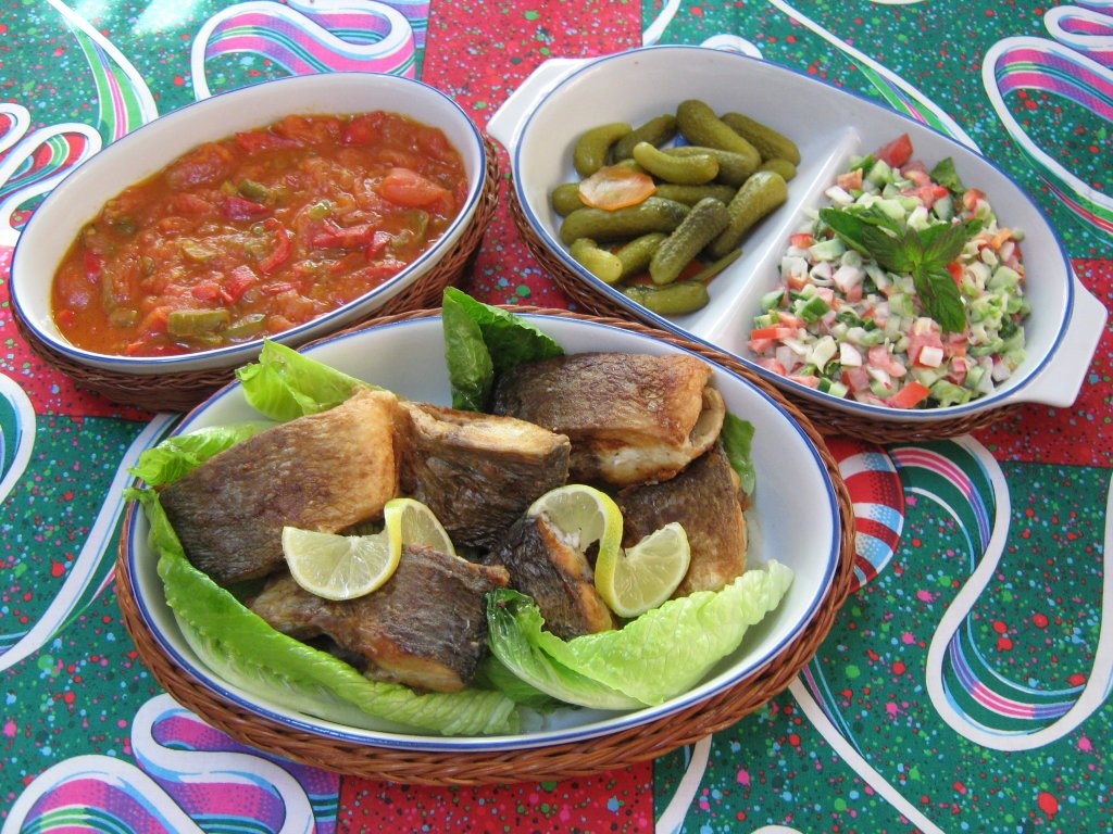 Biban prajit cu garnitura de rosii scazute si cartofi prajiti- reteta araba