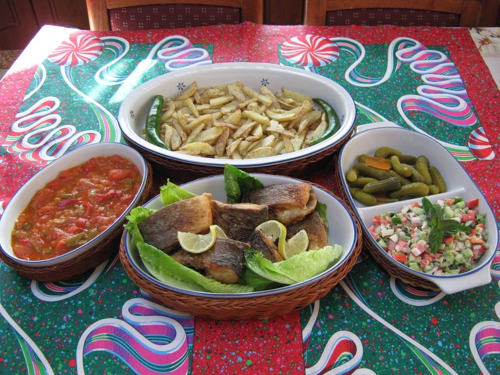 Biban prajit cu garnitura de rosii scazute si cartofi prajiti- reteta araba