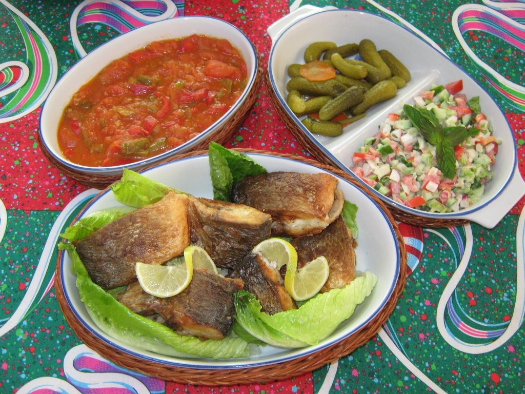 Biban prajit cu garnitura de rosii scazute si cartofi prajiti- reteta araba