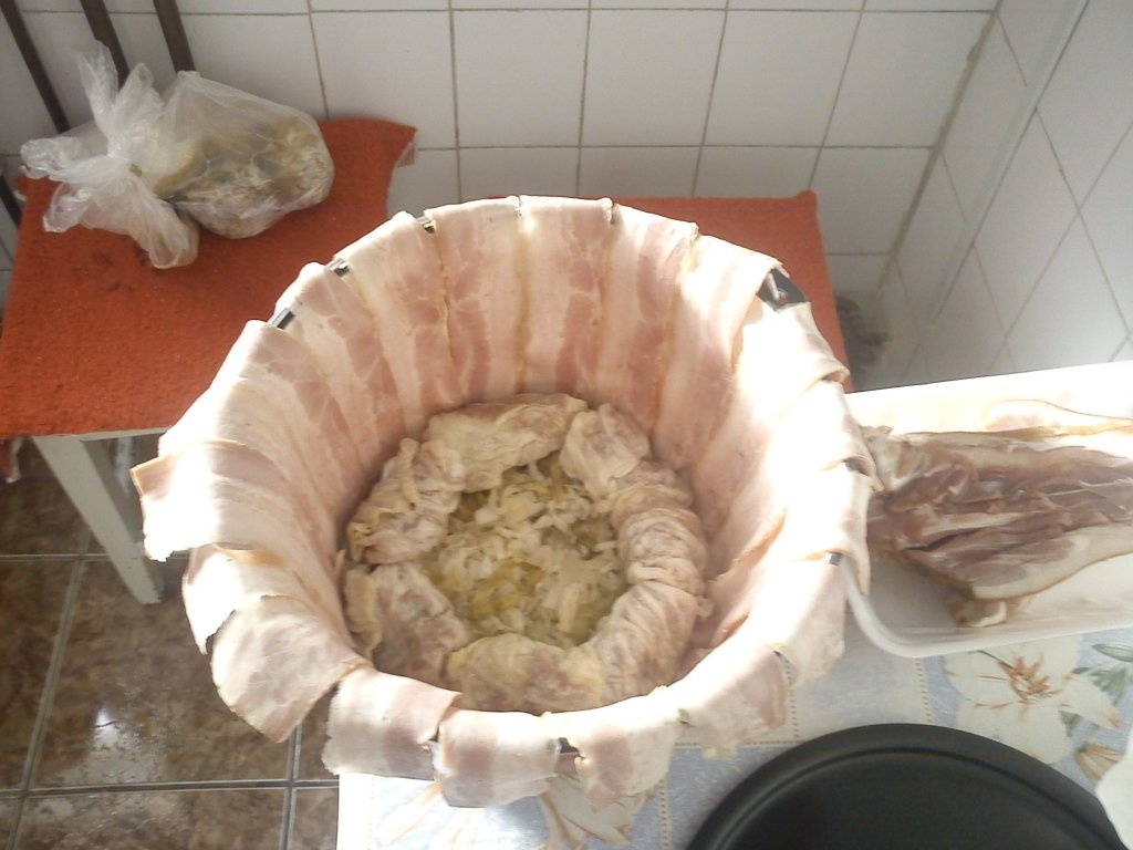 Sarmale cu ciolan de porc invelite in bacon