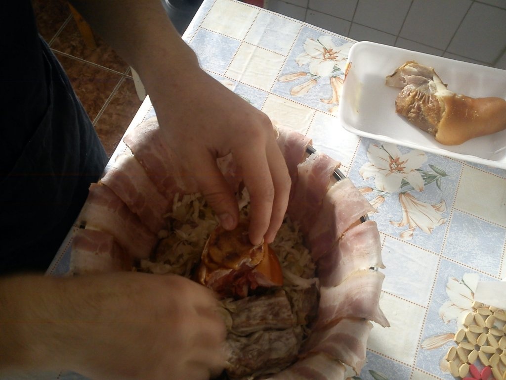 Sarmale cu ciolan de porc invelite in bacon
