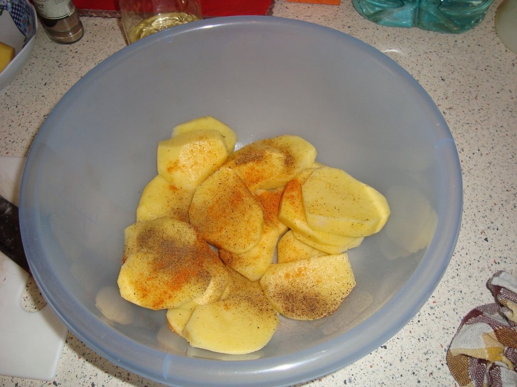 Cartofi la cuptor cu carnat