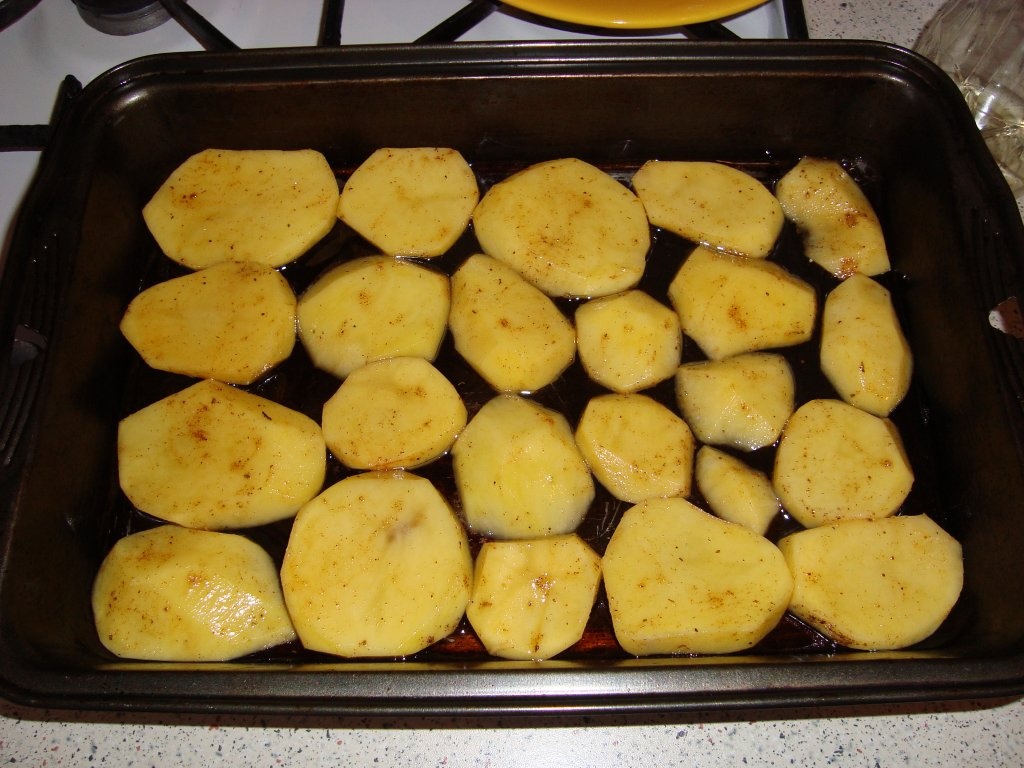 Cartofi la cuptor cu carnat