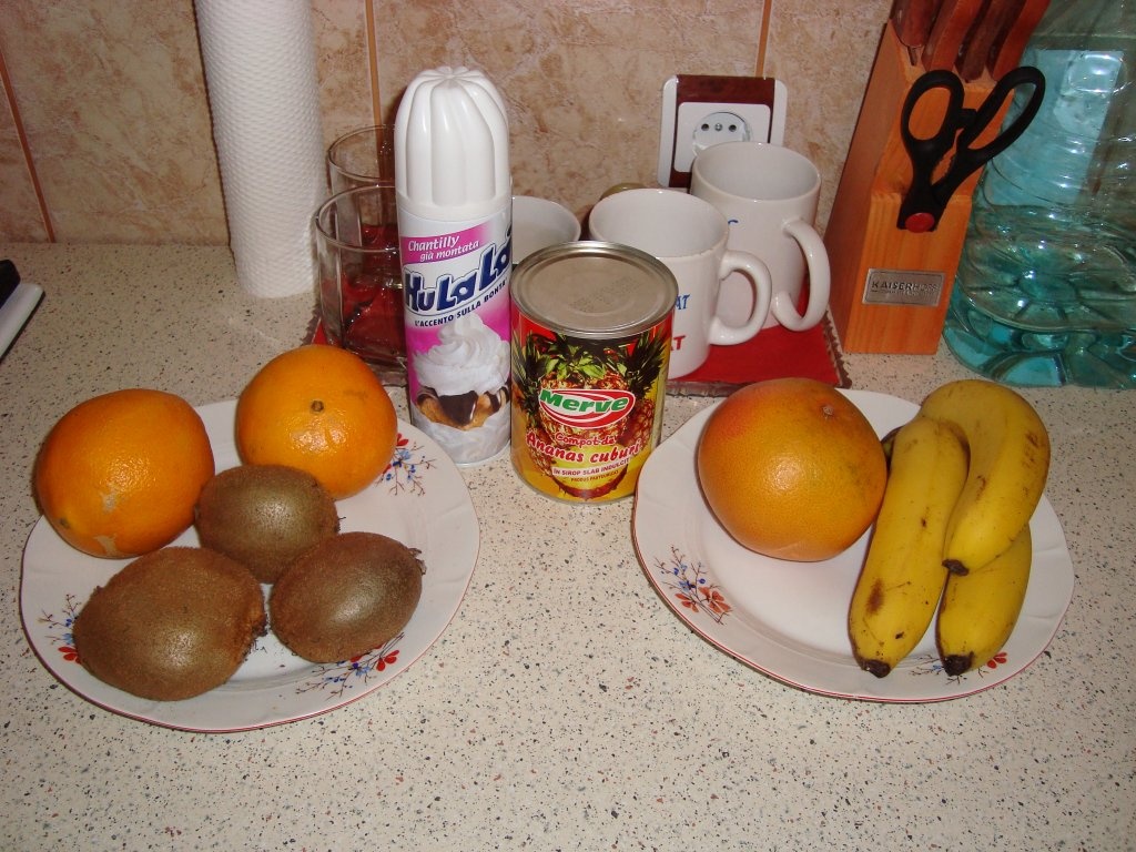 Salata de fructe cu frisca