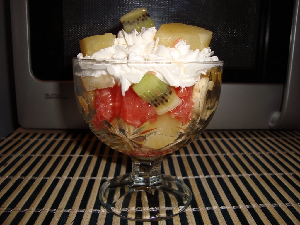 Salata de fructe cu frisca