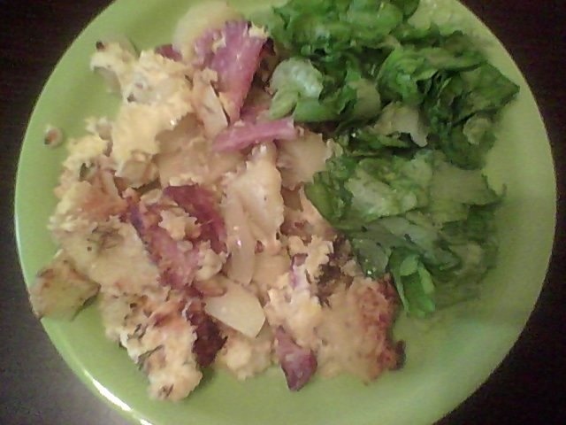 Sufle de cartofi cu bacon şi salată verde