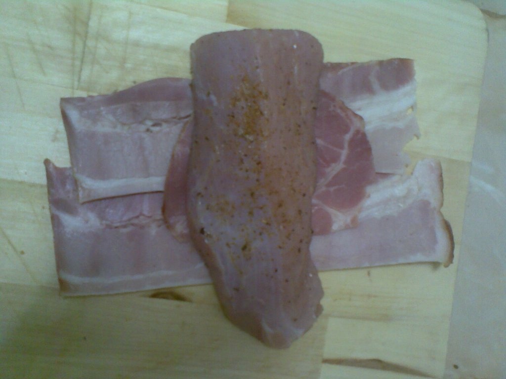 Piept de curcan in manta de bacon, pe pat de ciuperci