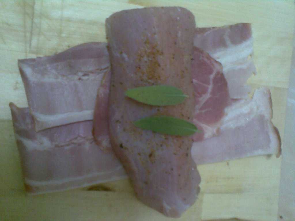 Piept de curcan in manta de bacon, pe pat de ciuperci