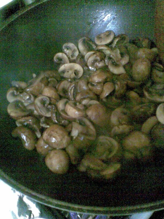 Piept de curcan in manta de bacon, pe pat de ciuperci