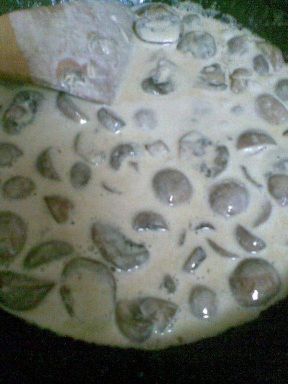 Piept de curcan in manta de bacon, pe pat de ciuperci