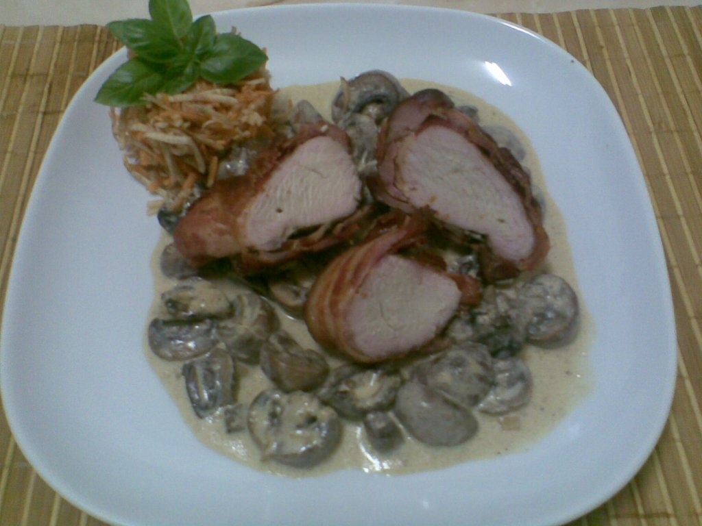 Piept de curcan in manta de bacon, pe pat de ciuperci