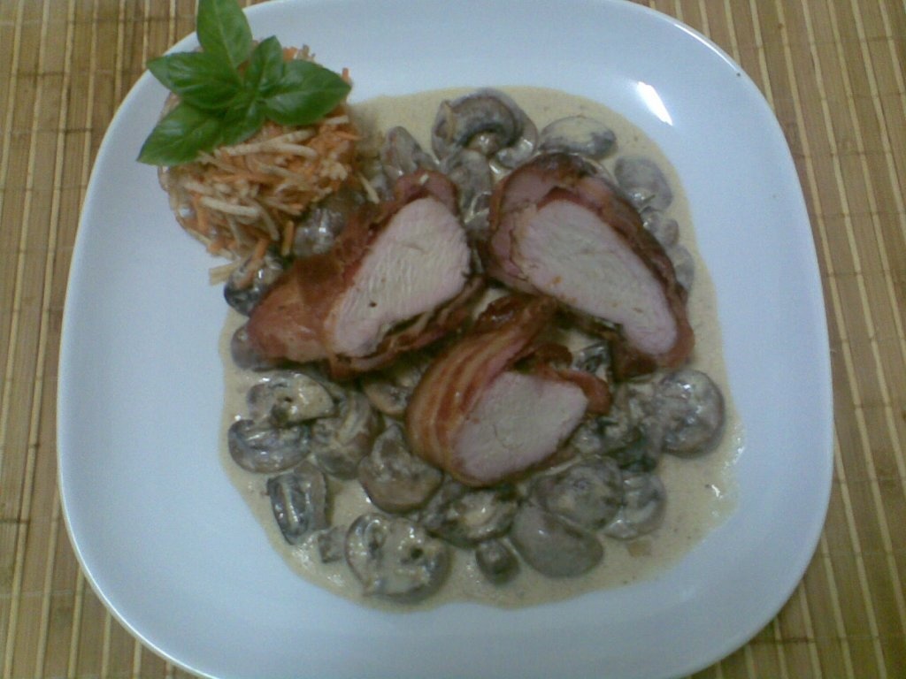 Piept de curcan in manta de bacon, pe pat de ciuperci