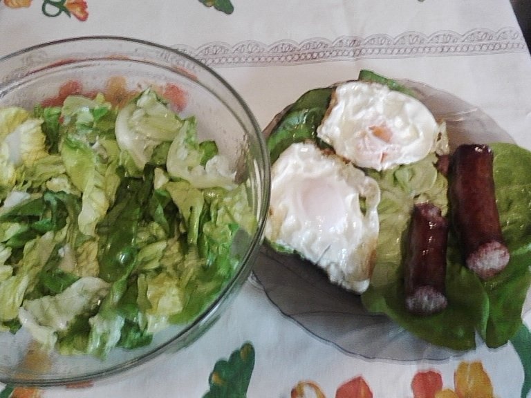 Salata verde  cu ochiuri si carnati de casa