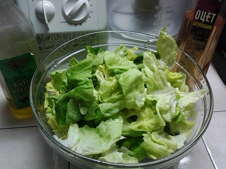 Salata verde  cu ochiuri si carnati de casa