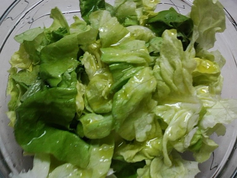 Salata verde  cu ochiuri si carnati de casa