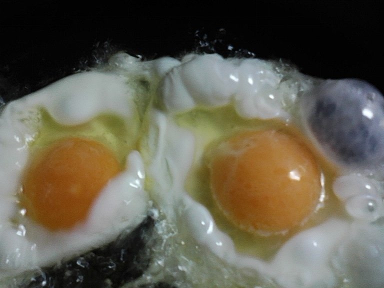 Salata verde  cu ochiuri si carnati de casa