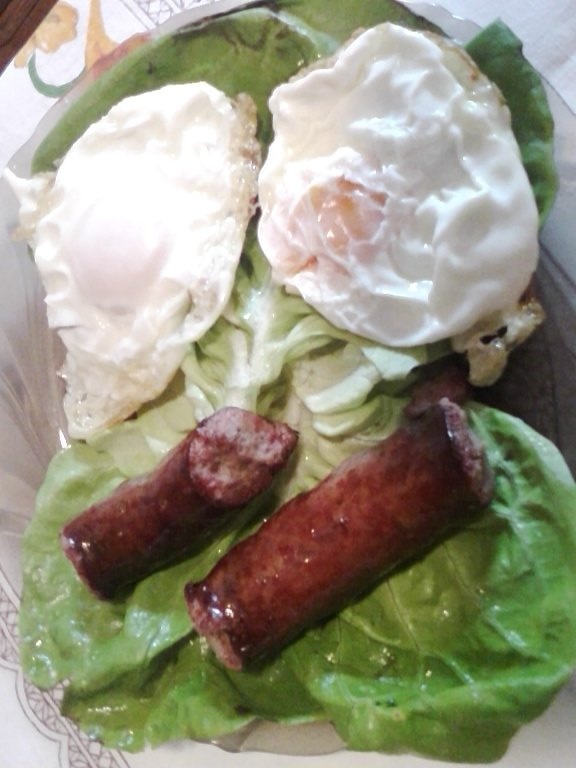 Salata verde  cu ochiuri si carnati de casa