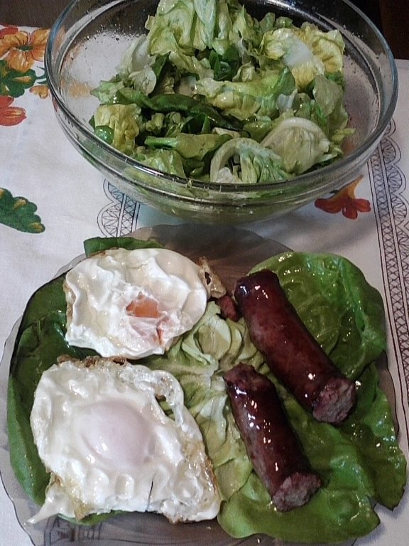 Salata verde  cu ochiuri si carnati de casa