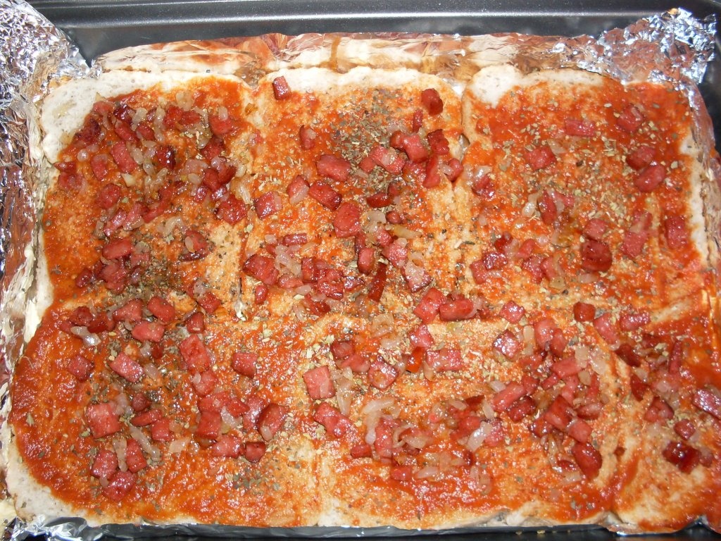 Pizza din paine feliata