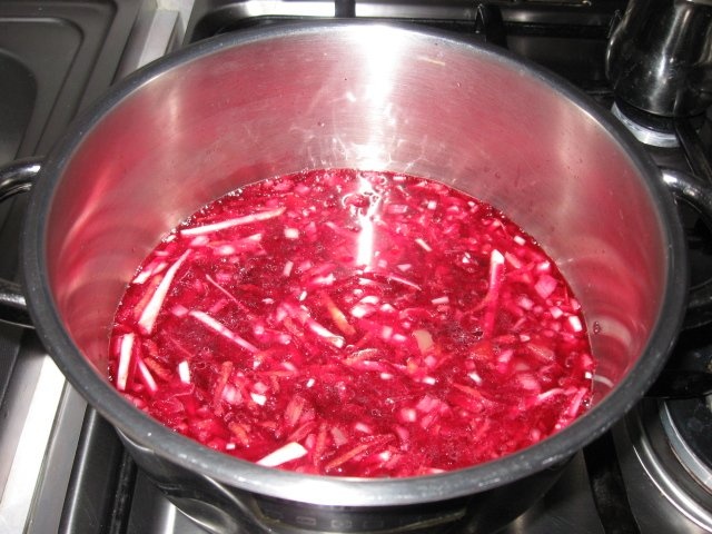 Ciorba de cartofi cu sfecla rosie si tarhon