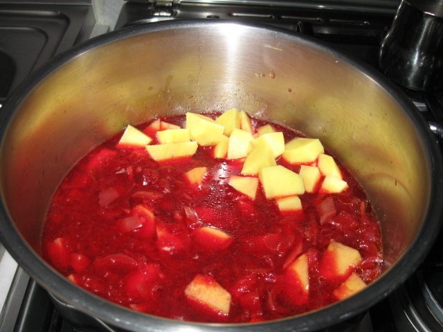 Ciorba de cartofi cu sfecla rosie si tarhon