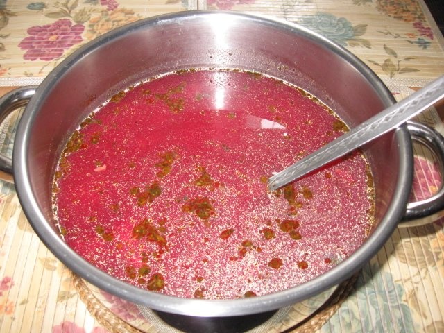 Ciorba de cartofi cu sfecla rosie si tarhon