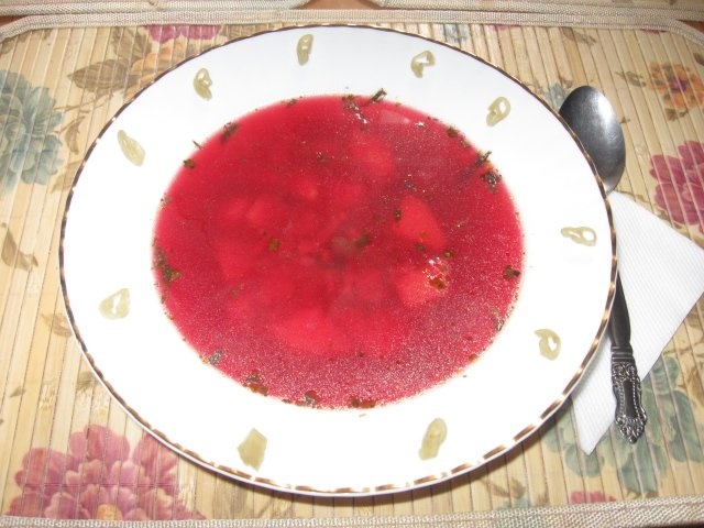 Ciorba de cartofi cu sfecla rosie si tarhon