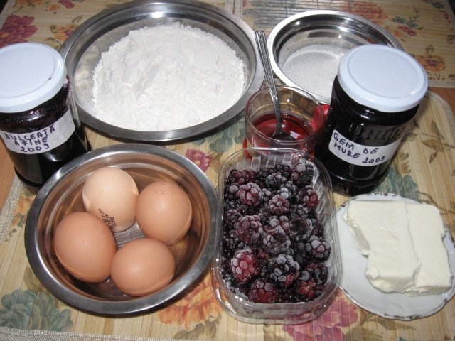 Specialitatea casei Tarta cu fructe de padure