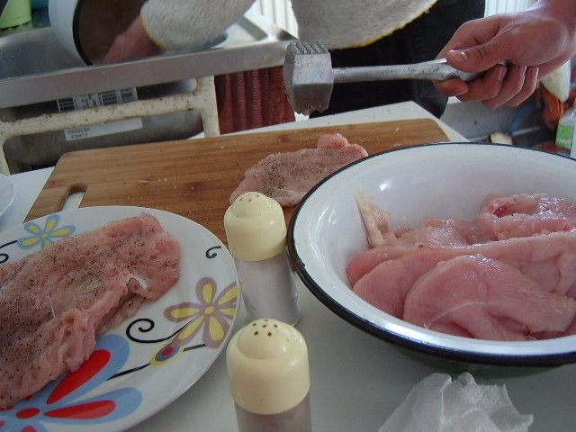 Snitel vienez cu piure de cartofi cu broccoli