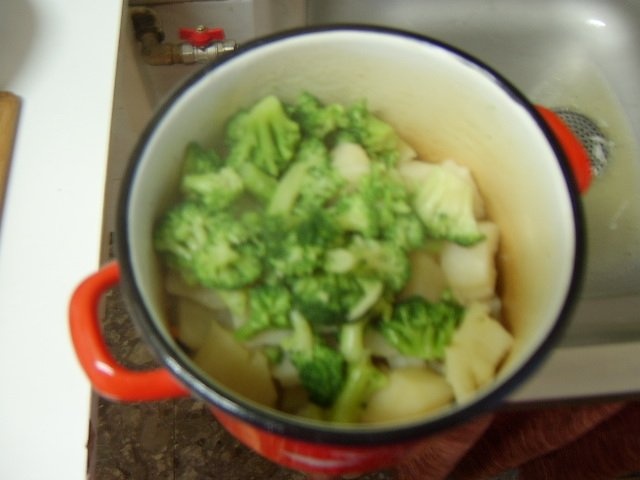 Snitel vienez cu piure de cartofi cu broccoli